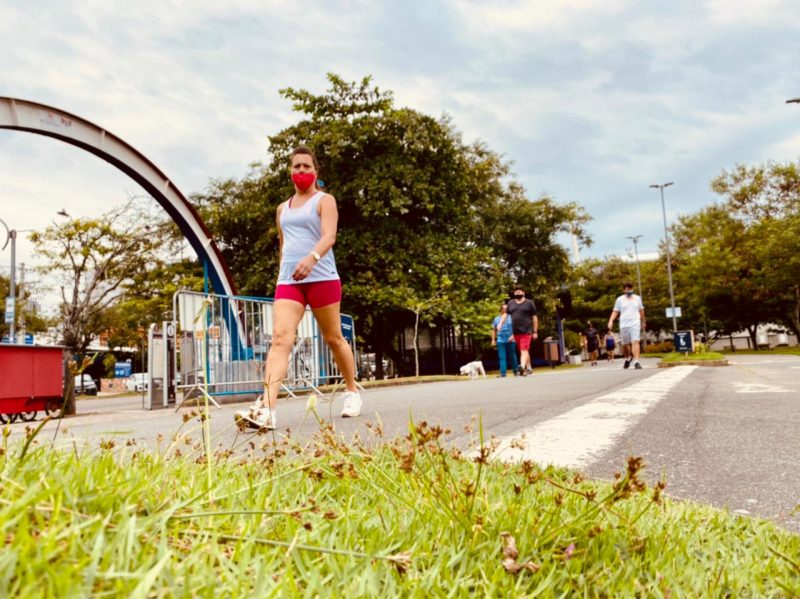 A imagem mostra uma das pistas de corrida e caminhada do parque.