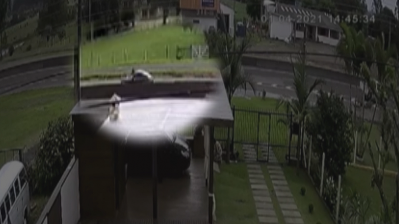 Ciclista é arremessado após ser atropelado por carro de Florianópolis