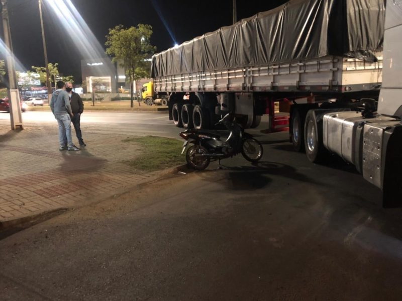 Jovem, condutor da moto, teve ferimentos no nariz e na boca depois de bater no rodado do caminh&atilde;o – Foto: Pol&iacute;cia Militar/Divulga&ccedil;&atilde;o ND
