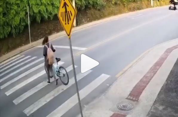 Moto quase atropela jovem, e leva bicicleta junto, em Brusque – Foto: Reprodução/ND