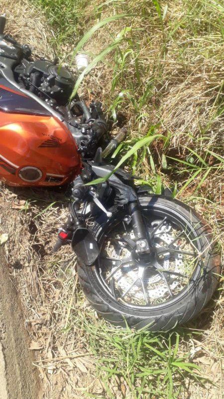 A motocicleta ficou destruída após com a lateral do carro. A polícia vai apurar as circunstâncias do acidente de trânsito.