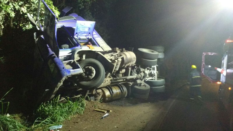 Motorista de 38 anos ficou preso às ferragens após tombamento de carreta – Foto: Corpo de Bombeiros/Divulgação