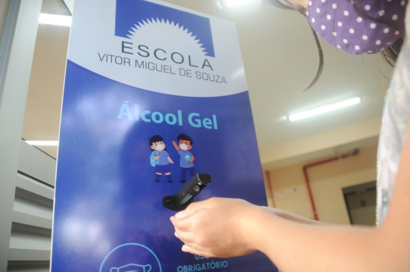 Na entrada, alunos precisam higienizar as m&atilde;os para evitar a contamina&ccedil;&atilde;o pela Covid-19 – Foto: Leo Munhoz/ND