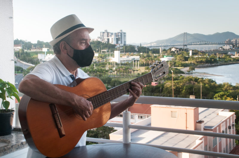 Neco fechou o bar Qual&eacute; Man&eacute; no primeiro dia da pandemia – Foto: Leo Munhoz/ND