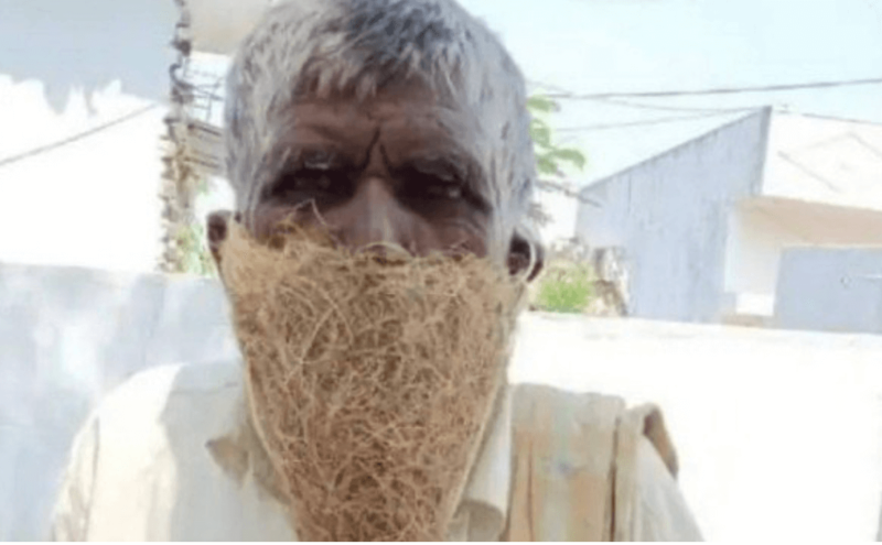 Idoso e sua m&aacute;scara feita com ninho de passarinho – Foto: Reprodu&ccedil;&atilde;o