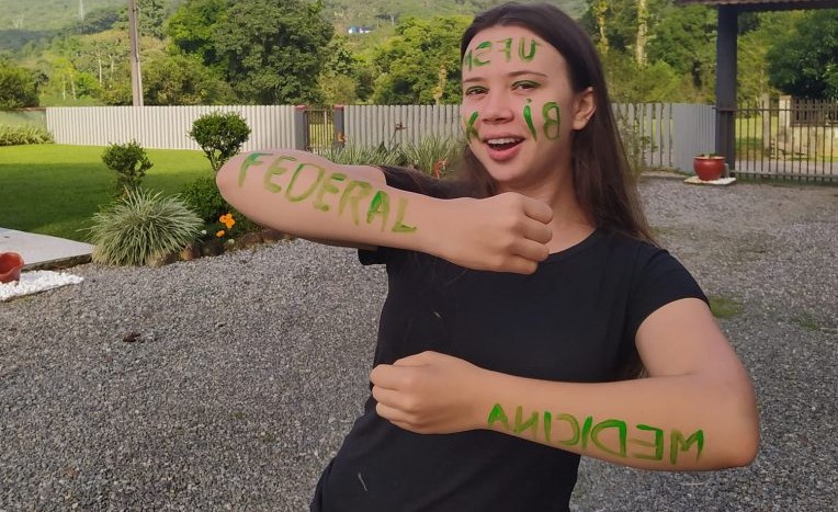 Aluna de escola p&uacute;blica, Noemi R&ouml;der foi aprovada na UFSM – Foto: Arquivo Pessoal/ND
