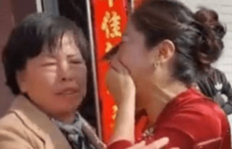 Noiva caiu em pranto tão logo soube que sua sogra era sua mãe – Foto: Reprodução