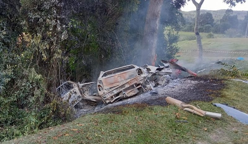 Gol pegou fogo após bater contra a árvore- Foto: Corpo de Bombeiros Voluntários de Itaiópolis