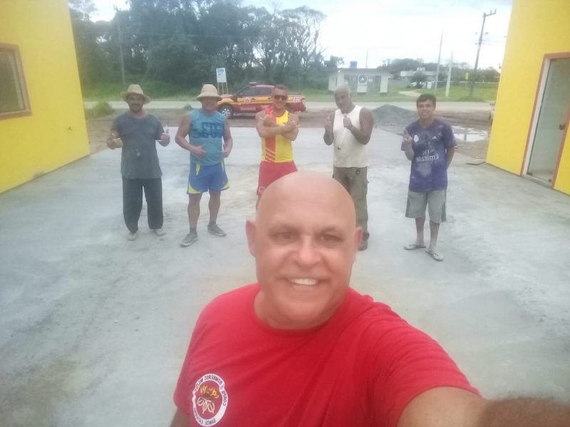 Seu Nei, acompanhado de outras pessoas, ajudou a construir a nova sede – Foto: Arquivo pessoal/ND