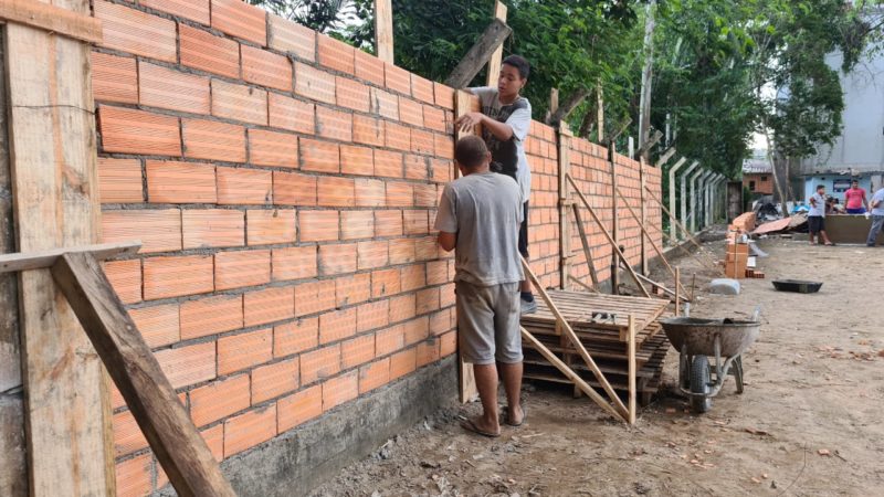 Um muro est&aacute; sendo constru&iacute;do para substituir uma cerca e melhorar o controle de acesso ao conjunto habitacional – Foto: Divulga&ccedil;&atilde;o/Pol&iacute;cia Militar
