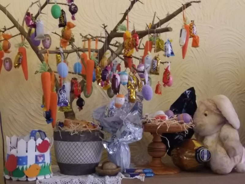 Osterbaum (Árvore de Páscoa) já preparada em São Francisco do Sul. A Osterbaum é montada com um galho seco que simboliza frieza e morte do sepulcro de Jesus Cristo. No galho, são colocadas cascas de ovos coloridos, que simbolizam alegria da vida que significa a ressureição do Senhor. – Foto: Heins/Divulgação ND