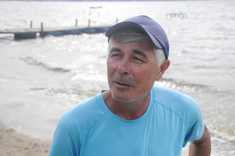 Osvanir Julio Dias é pescador artenasal e disse que, aos poucos, consegue encontrar pescados na Lagoa da Conceição, após desastre ambiental de janeiro – Foto: Leo Munhoz/ND