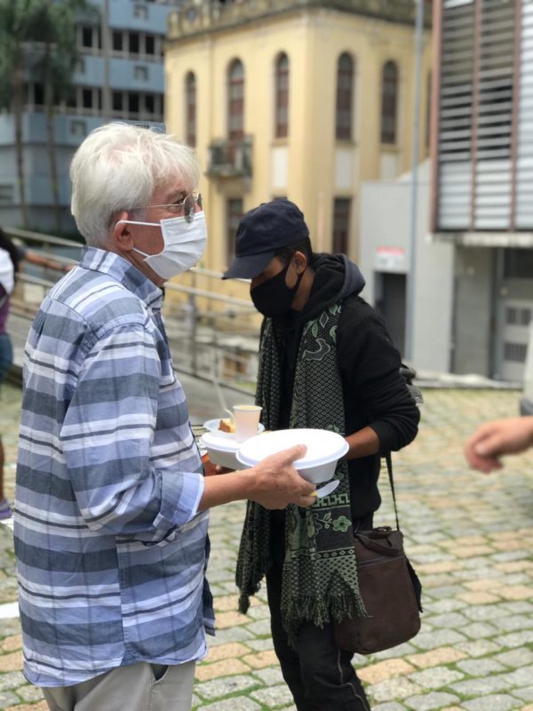 Padre Vilson Groh com morador de rua no Centro de Florianópolis – Foto: Luciano Brito/Divulgação/ND