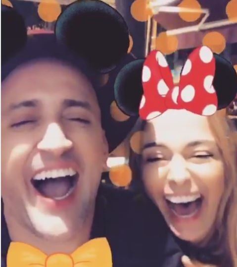 Paulo Gustavo, na esquerda, e Mônica Martelli, na direita, sorriem enquanto usam filtro do Instagram