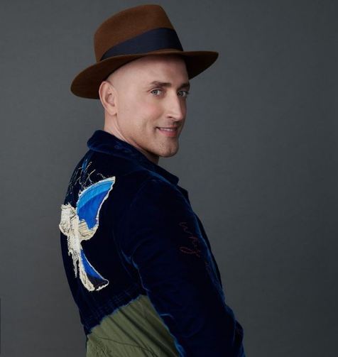 Paulo Gustavo de chapéu e de costas