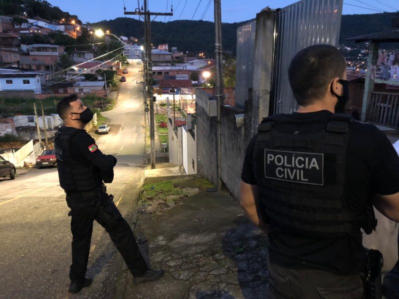 Agentes da Polícia Civil em trabalho da Operação Héracles; pistas sobre o latrocínio estão sendo identificadas – Foto: PCSC/divulgação