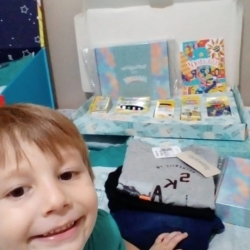 Pedro junto com os presentes que ganhou da empresa – Foto: Arquivo pessoal