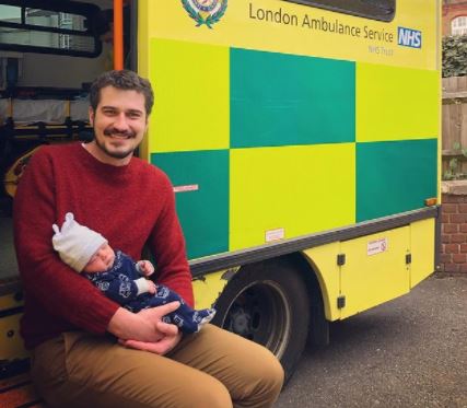 Filho do jornalista Pedro Vedova nasceu em uma ambul&acirc;ncia, em Londres – Foto: Reprodu&ccedil;&atilde;o/Instagram