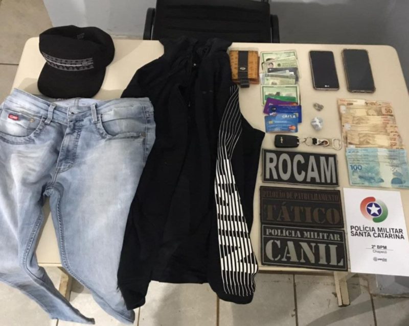 Objetos e dinheiro foram recuperados. – Foto: Polícia Militar/Divulgação/ND