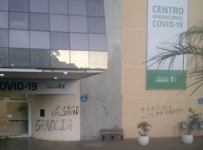 Paredes no Centro de Eventos foram pichadas – Foto: Redes sociais/Divulgação/ND