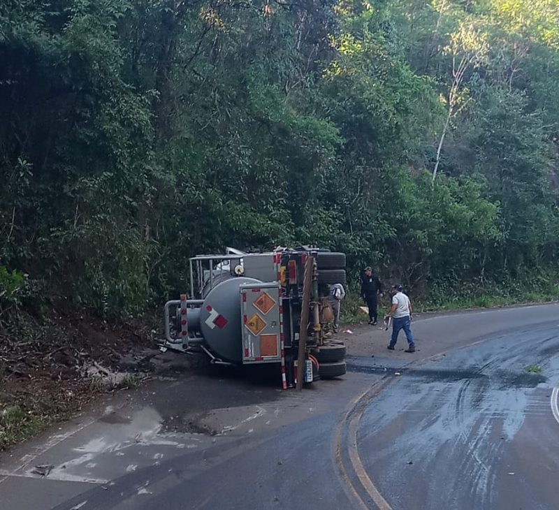 Caminhão tombou entre Peritiba e Ipira com material explisivo