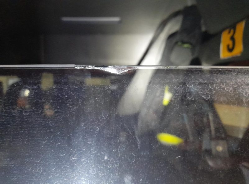 No vidro do caminh&atilde;o dos bombeiros ficou a marca da faca, – Foto: Pol&iacute;cia Militar/Divulga&ccedil;&atilde;o/ND