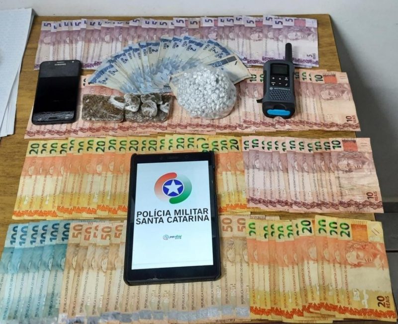 Na casa, a polícia encontrou dinheiro, maconha, crack, caderno de anotações e celular – Foto: Polícia Militar/Divulgação