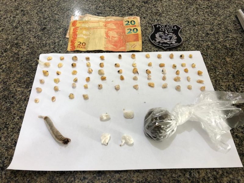 Drogas foram encontradas durante buscas no bairro Petrop&oacute;lis – Foto: Pol&iacute;cia Civil/Divulga&ccedil;&atilde;o