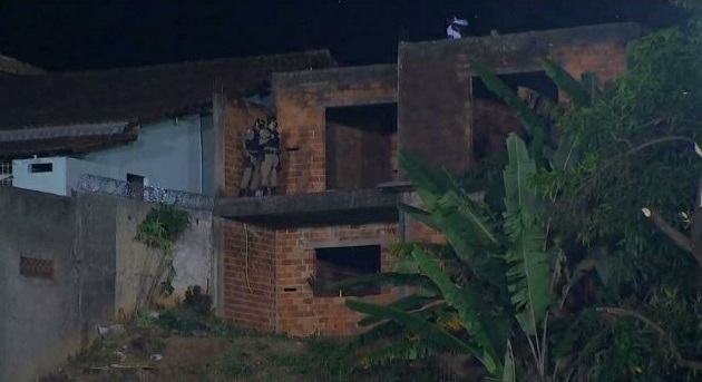 Policiais foram ao local e dispersaram a multidão – Foto: TV Globo/Reprodução