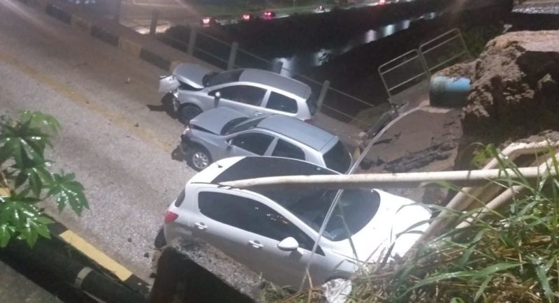 Cabeceira de ponte cede e carros s&atilde;o engolidos em Brusque – Foto: Divulga&ccedil;&atilde;o/Redes Sociais