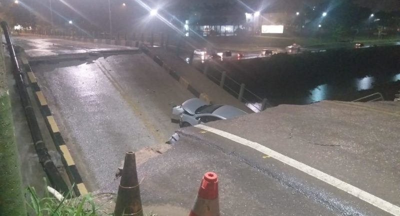 Cabeceira de ponte cede e carros s&atilde;o engolidos em Brusque – Foto: Divulga&ccedil;&atilde;o/Redes Sociais