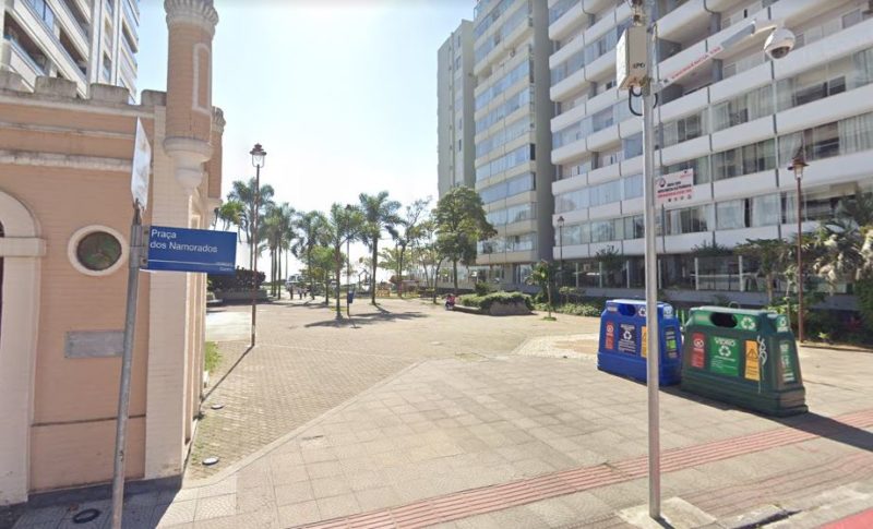 Homem tentava se esconder dos agentes em um quiosque da Pra&ccedil;a dos Namorados – Foto: Reprodu&ccedil;&atilde;o/Google Street View