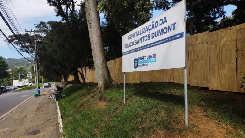 Quem passou nos últimos dias pelo bairro Trindade, em Florianópolis, pôde perceber fechada a praça Santos Dumont, a famosa pracinha da UFSC, localizada entre as ruas Lauro Linhares e Desembargador Vitor Lima. Placas de madeira isolam a praça do Pida, como também é conhecida – Foto: ND