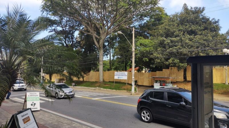 A interdição ocorre para a revitalização da praça, que será a primeira em toda a sua história, informa a Prefeitura de Florianópolis. O objetivo é torná-la mais atraente para as famílias, destaca Valter Gallina, Secretário de Infraestrutura. A obra deve ser concluída em oito meses – Foto: ND