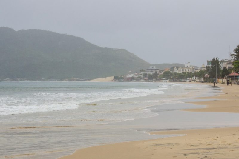 Texto não mira especificamente as faixas de areia, mas sim terrenos próximos à orlas com imóveis particulares - Foto: Tcharles Barbosa/ND