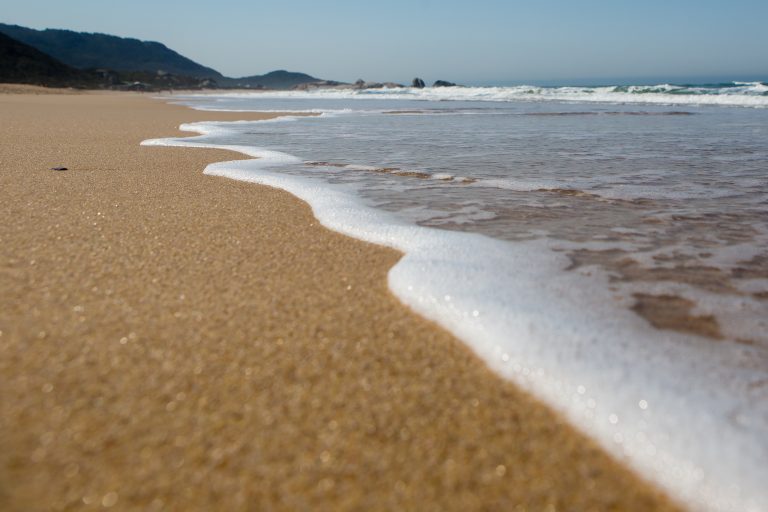 Decreto mantém permissão para a permanência nas praias, mas proíbe aglomeração e concentração de pessoas – Foto: Flavio Tin/Arquivo/ND