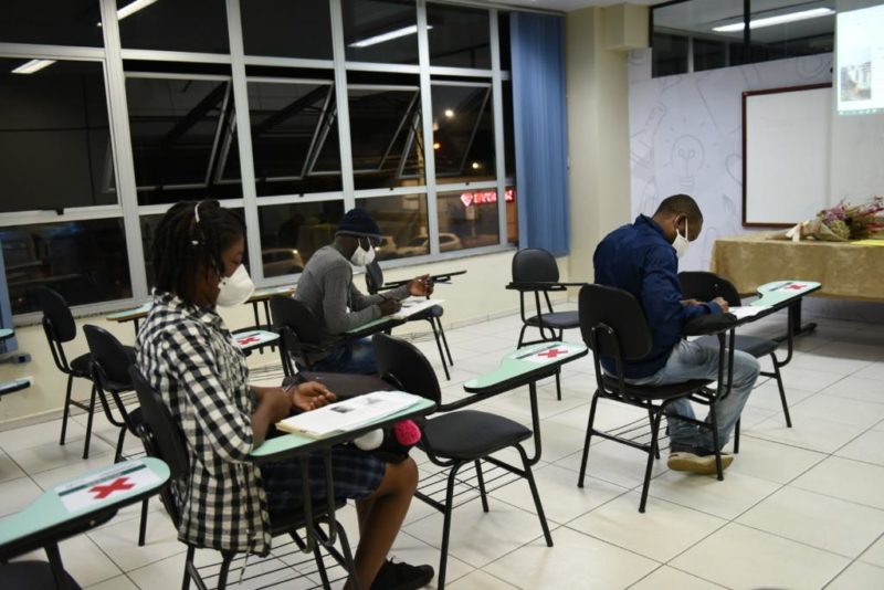 Imigrantes aprendem a língua portuguesa em Chapecó
