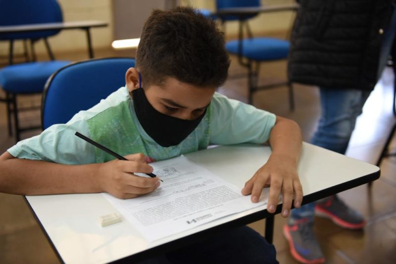 Imigrantes aprendem a língua portuguesa em Chapecó
