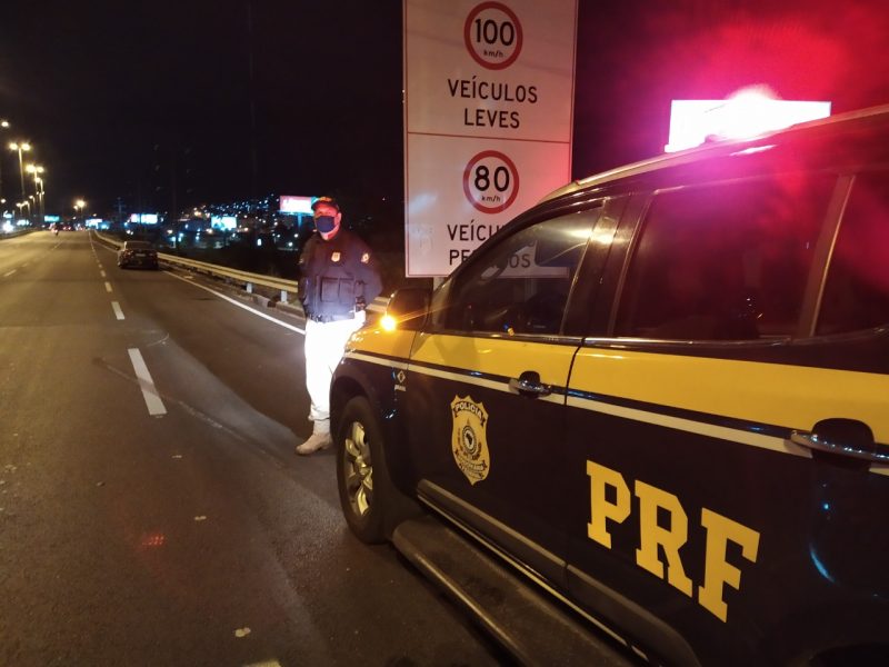 Motorista da BMW aguardou a chegada da PRF – Foto: PRF/Divulgação/ND