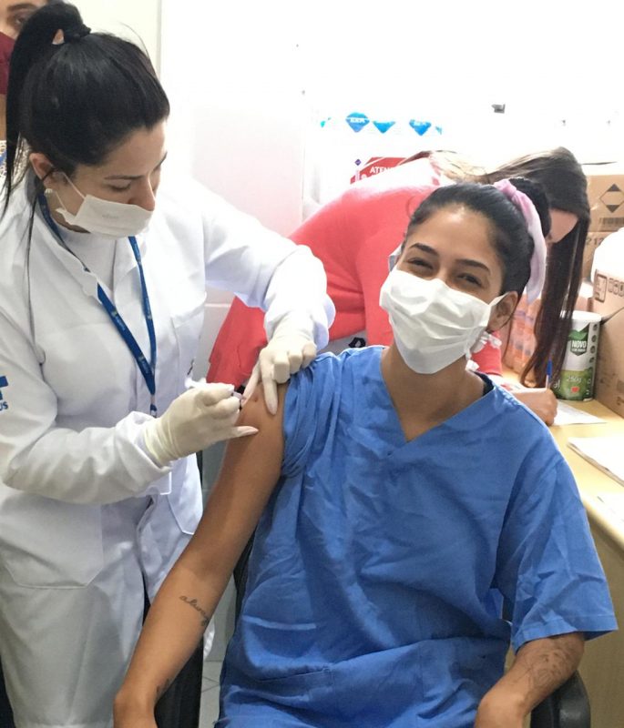Registro da aplica&ccedil;&atilde;o da primeira dose de vacina contra Covid-19 em Djenifer – Foto: Reprodu&ccedil;&atilde;o Redes Sociais