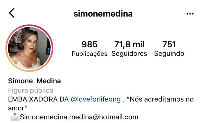 Momentos depois, Simone retirou a frase “mãe da Sophia Medina” da bio – Foto: Reprodução/Instagram