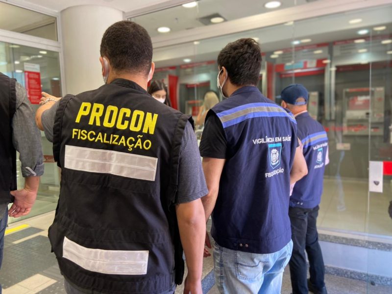 procon fiscalizando agências bancárias
