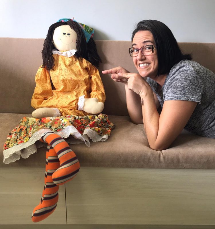Professora Raquel e a boneca de pano – Foto: PMF/Divulgação/ND