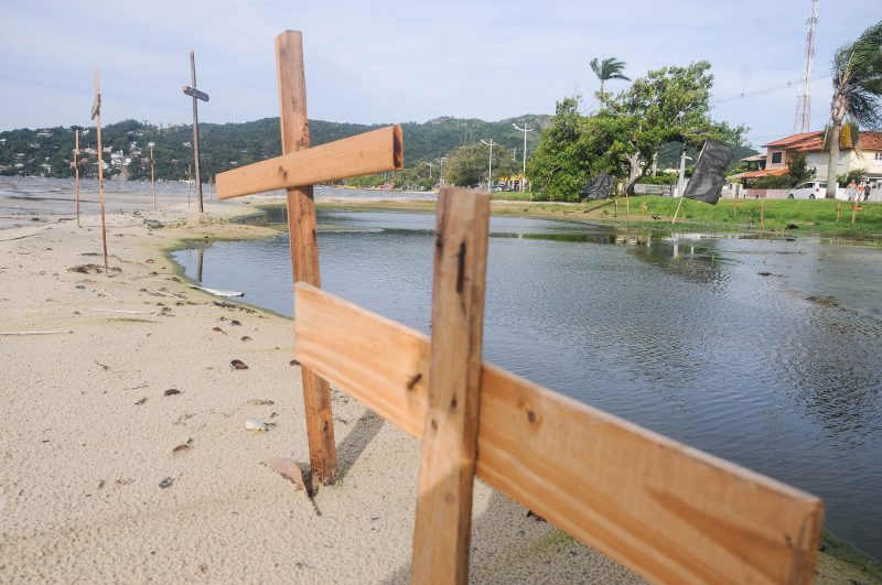 Protesto com cruzes na Lagoa da Conceição