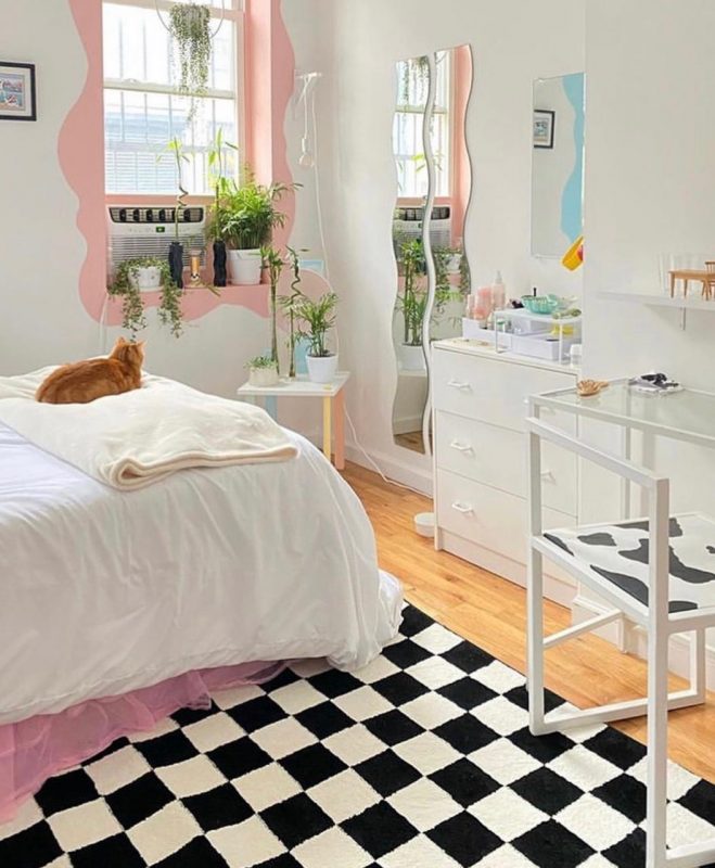 Este quarto possui todos os elementos, tanto os espelhos quanto o tapete diferenciado em forma de xadrez. – Reprodução/ Instagram _homedreaming/ ND