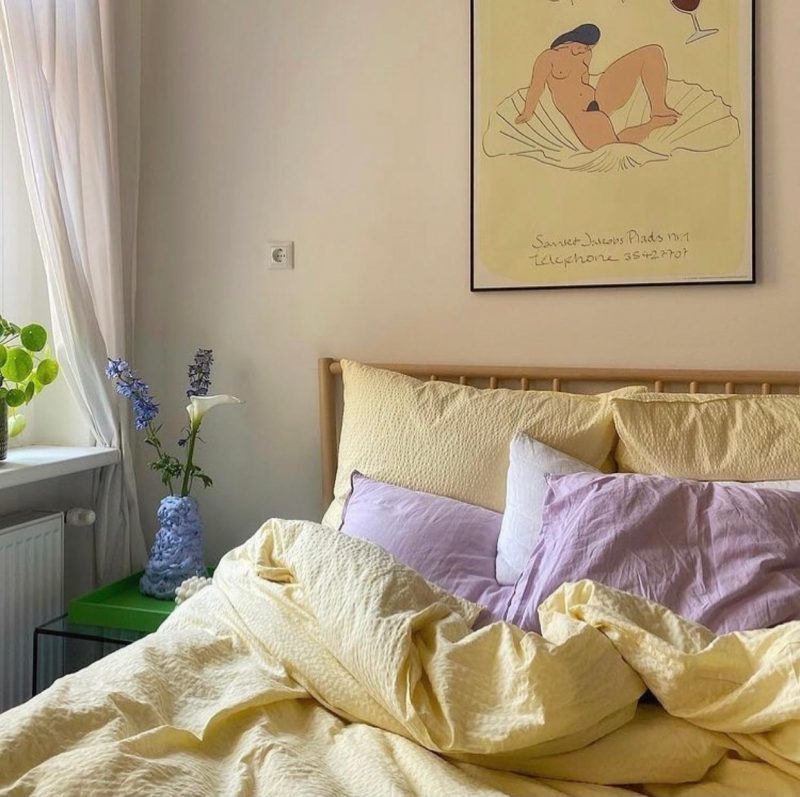Esse quarto é total em tom pastel, o amarelo clarinho e o lavanda, sem contar a parede clara e também as flores dentro do quarto que aliviam dores de cabeça e remetem à felicidade. -Reprodução/ Instagram _homedreaming/ ND