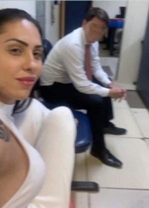 Madrasta do menino que foi cruelmente morto tirou selfie dentro da delegacia – Foto: R7/divulgação