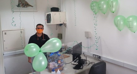 Alcimei foi recebido com festa no trabalho – Foto: Reprodução/ND