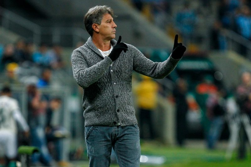 Renato Gaúcho orienta Grêmio na beira do campo
