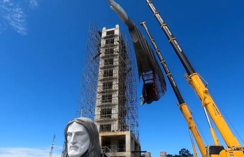 A previsão é de que o monumento fique pronto no segundo semestre de 2021. No dia 6 de abril foram içados os braços e a cabeça do Cristo. – Foto: Reprodução/Konce Agência/Divulgação/ND